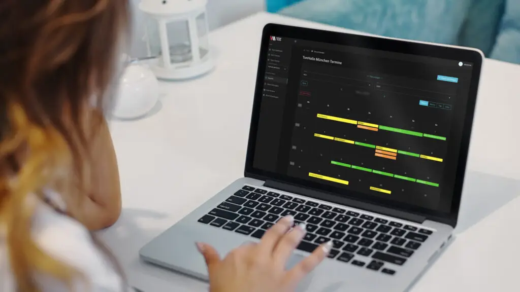 Eine Frau bedient die Kalender Funktion in Venue Mate