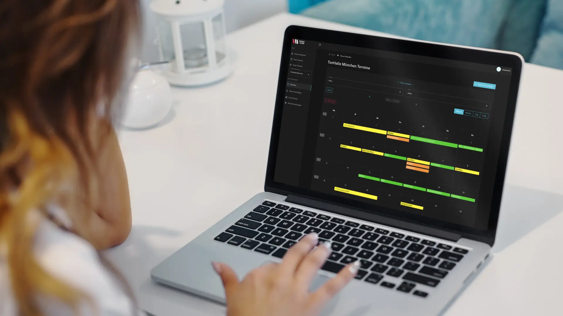 Eine Frau bedient die Kalender Funktion in Venue Mate