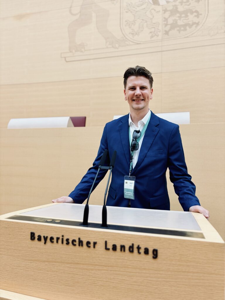 Hendrik Luehrsen am Rednerpult im Bayerischen Landtag